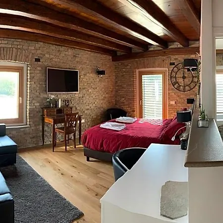 La Corte Dei Vizi Bed & Breakfast 4*
